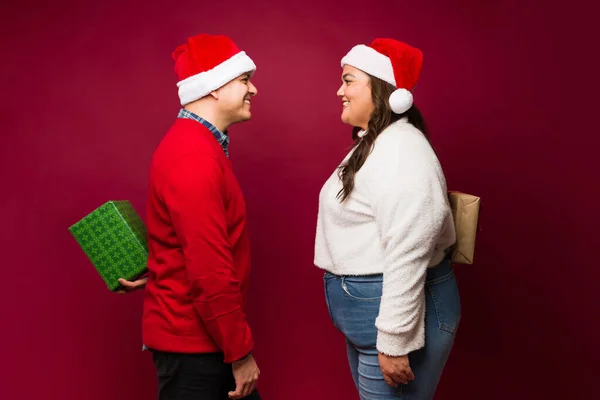 Tampilan Samping Dari Pasangan Cantik Yang Bahagia Memberikan Hadiah Natal — Stok Foto