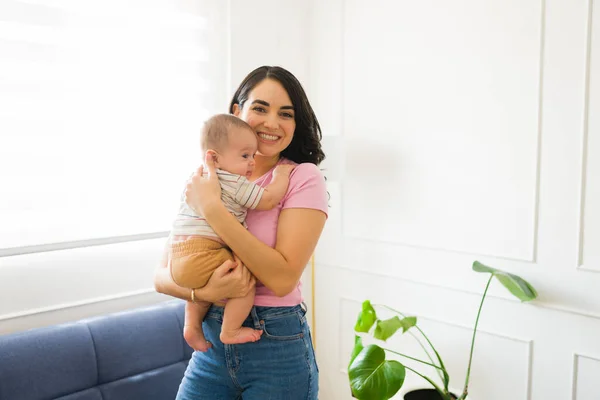 Aufgeregte Kaukasische Mutter Lächelt Glücklich Während Sie Ihr Entzückendes Baby — Stockfoto