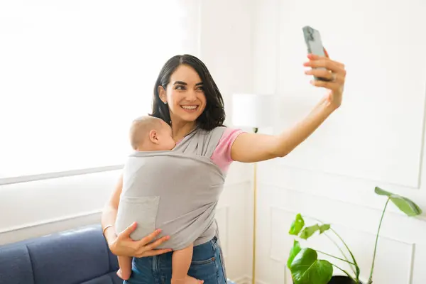 Attraktive Glückliche Mutter Die Ein Selfie Mit Einem Smartphone Macht — Stockfoto