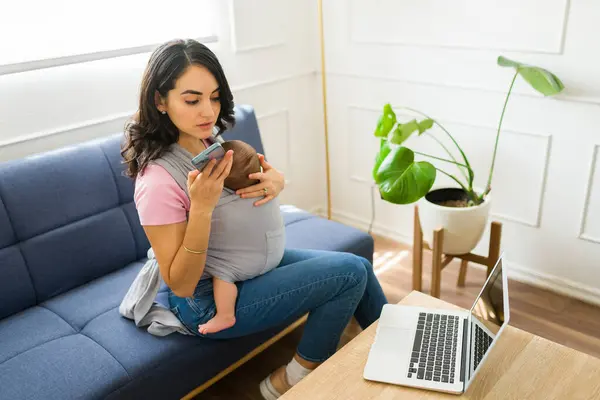Mãe Branca Falando Telefone Enquanto Trabalhava Casa Com Laptop Carregando — Fotografia de Stock