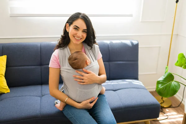 Portrait Attractive Mother Smiling While Sitting Sofa Hugging Her Newborn — Stock Photo, Image