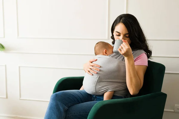 Entspannte Schöne Mutter Genießt Kaffee Trinken Und Hause Entspannen Während — Stockfoto