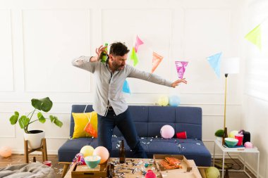 Kafkasyalı bir adam bira içiyor ve sarhoş görünüyor bir doğum günü partisinde ve dans ederken sabahın erken saatlerinde eğleniyor.