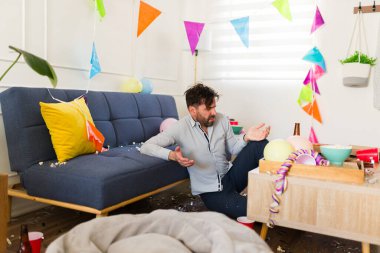 Akşamdan kalma ve başı ağrıyan Kafkasyalı bir adam evde doğum günü partisi için çok fazla bira ve alkol içtikten sonra.