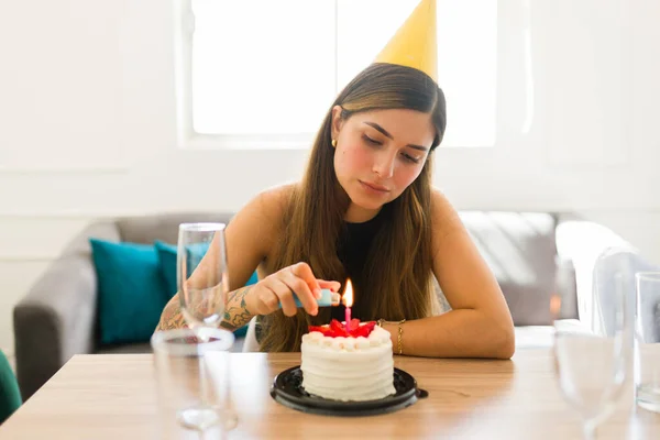 Perturbada Mulher Bonita Triste Acender Sua Vela Seu Bolo Aniversário — Fotografia de Stock