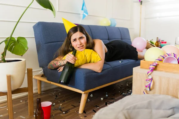 生日宴会结束后 宿醉的美女躺在沙发上喝酒 早上又醉又怒 — 图库照片