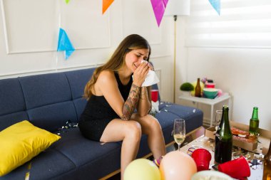 Üzgün, güzel Latin kadın alkollü içecekler yüzünden bir gece önce partide yaptıklarından pişman olduktan sonra gözyaşı döküyor. 