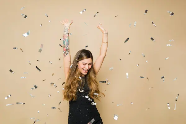 Bela Alegre Jovem Dançando Divertindo Com Confete Durante Uma Festa — Fotografia de Stock