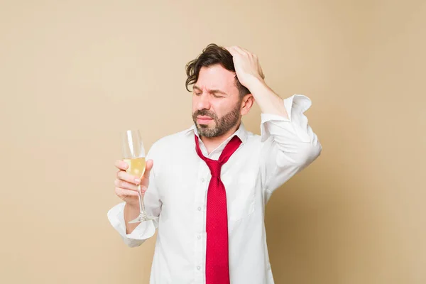 Homem Caucasiano Bêbado Perturbado Com Uma Dor Cabeça Parecendo Doente — Fotografia de Stock