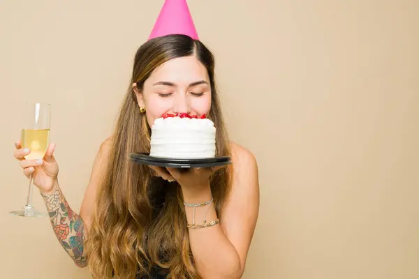 Szczęśliwa Piękna Kobieta Kapeluszu Imprezowym Jedząca Tort Urodzinowy Świętująca Picie — Zdjęcie stockowe