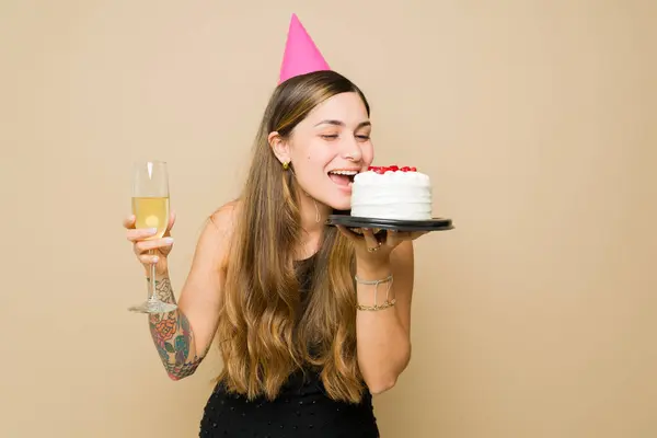 Glada Vacker Kvinna Äta Läckra Födelsedagstårta Och Dricka Champagne Och — Stockfoto
