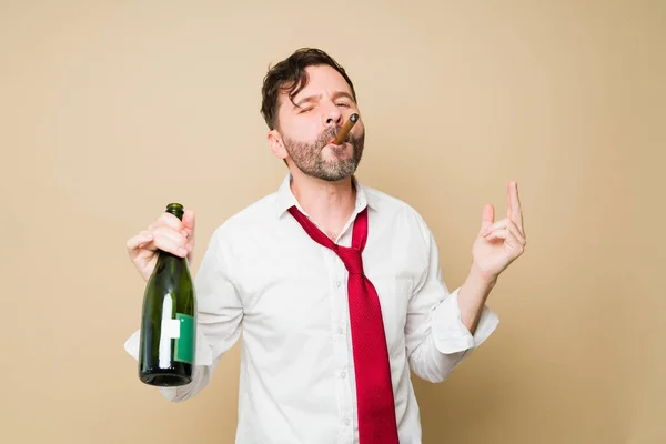 Homem Caucasiano Atraente Fumar Charuto Olhando Feliz Divertindo Bebendo Álcool — Fotografia de Stock