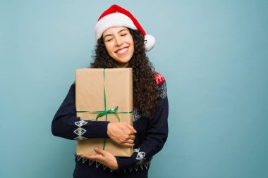 Heyecanlı Latin gençler Noel 'in tadını çıkarıyorlar Noel Baba şapkası takıp çok mutlu görünüyorlar.