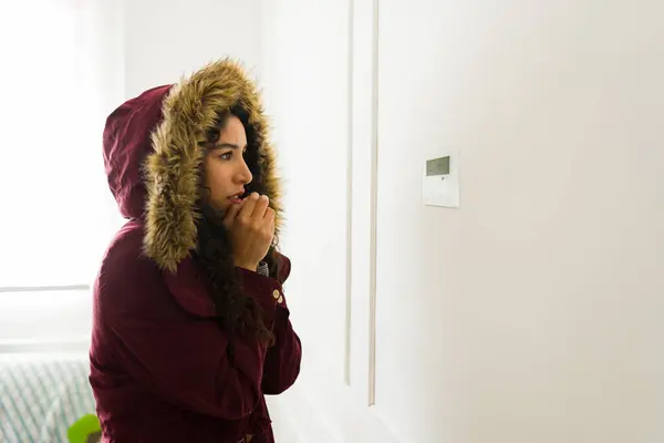 Smutna Latynoska Kobieta Ubrana Zimową Kurtkę Patrząc Termostat Czując Się — Zdjęcie stockowe