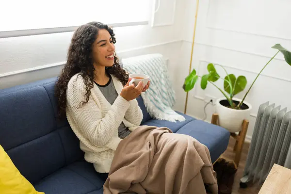Beautiful Happy Latin Woman Relaxing Couch Using Blanket Smiling While — Stock Photo, Image