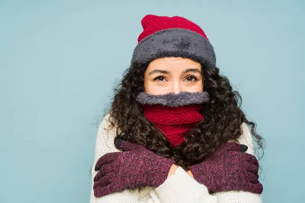 他的惊慌失措的女人非常冷 卷曲的头发颤栗着 感觉非常冷 她在冬天用针织的帽子 围巾和手套模仿空间广告 — 图库照片