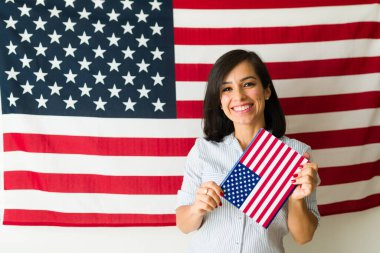 Çekici beyaz kadın, elinde bir Amerikan bayrağı tutarak Amerikan rüyasını yaşıyor. Heyecanlı ve göç kavramı gibi görünüyor.