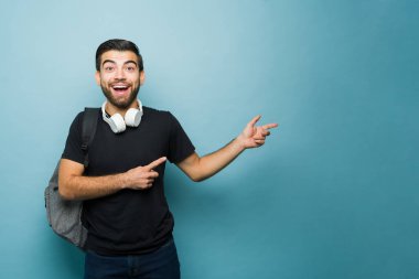 Heyecanlı çekici Latin adam ve öğrenci üniversitede okurken bir fotokopi reklamı gösteriyorlar.