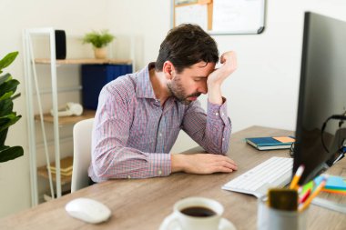 Stresli İspanyol avukat ya da başı ağrıyan bir patron. Endişeli görünüyor. Çok çalışıyor ve ofiste sorunları var.