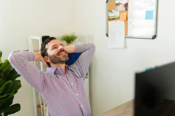 Ofisteki Işini Bitirirken Gülümseyen Rahat Avukat Yönetici Mutlu Görünüyor — Stok fotoğraf