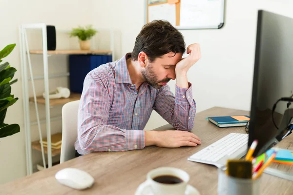 Stresli İspanyol avukat ya da başı ağrıyan bir patron. Endişeli görünüyor. Çok çalışıyor ve ofiste sorunları var.