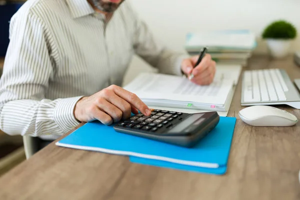 Бухгалтер Работающий Офисе Занимается Финансами Бизнеса Использует Калькулятор — стоковое фото