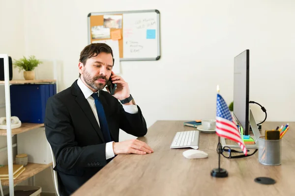 Beyaz Diplomat Amerikan Politikacı Ofis Masasında Oturan Amerikan Kamu Politikaları — Stok fotoğraf