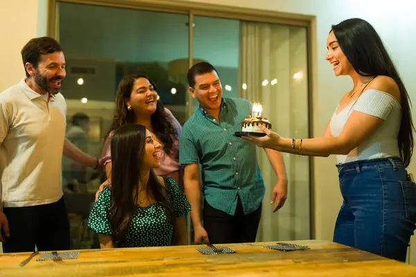 Podekscytowana Grupa Przyjaciół Śpiewających Szczęśliwe Urodziny Przynoszących Ciasto Niespodzianka Podczas — Zdjęcie stockowe