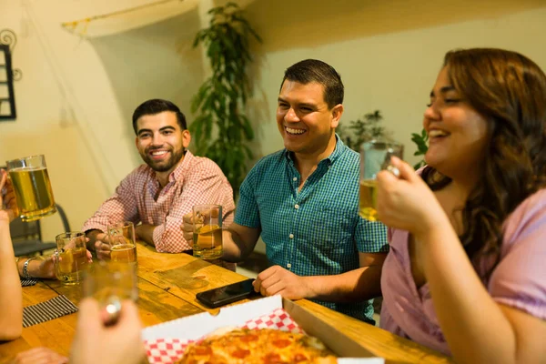 Schöne Lächelnde Männer Und Lateinische Frauen Die Bier Trinken Und — Stockfoto