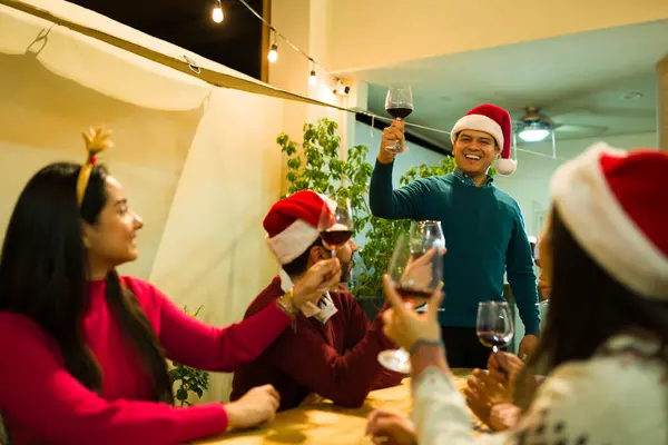 Gelukkig Spaanse Man Gastheer Van Een Kerstfeest Voor Zijn Vrienden — Stockfoto