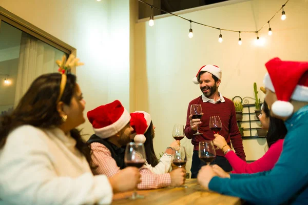 Homem Caucasiano Com Chapéu Papai Noel Fazendo Brinde Com Vinho — Fotografia de Stock