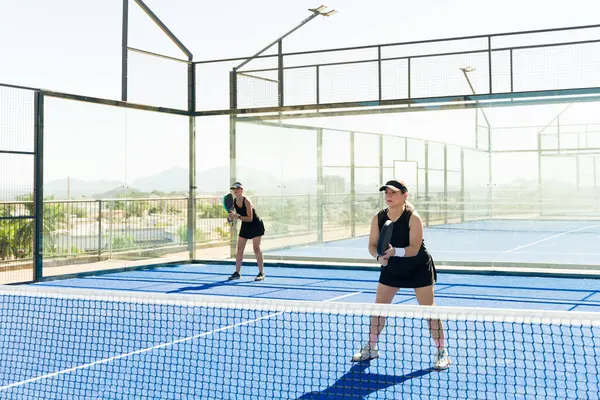 Aktiva Kvinnor Laget Njuter Att Spela Padel Tennismatch Med Vänner — Stockfoto