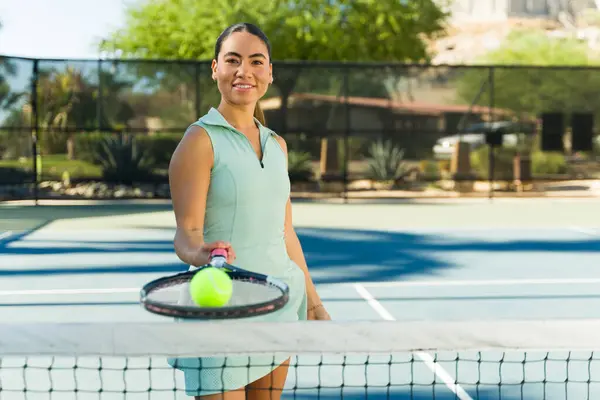 Feliz Mujer Latina Atractiva Jugando Con Una Pelota Tenis Raqueta — Foto de Stock
