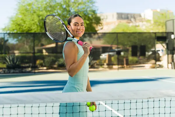 Vacker Ung Kvinna Årsåldern Ler Medan Använder Hennes Racket Tennisbanan — Stockfoto