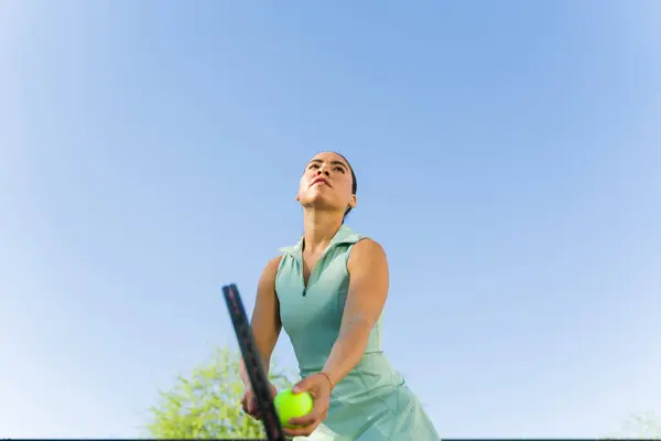 Raket Kullanan Tenis Oynarken Eğlenen Güzel Latin Bir Kadının Alçak — Stok fotoğraf