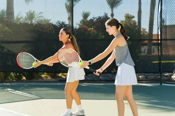 Vacker Kvinna Tränare Och Tonåring Flicka Som Tar Tennislektioner Och — Stockfoto