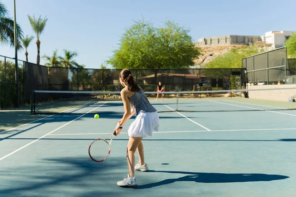 Visão Traseira Uma Menina Adolescente Caucasiana Jogando Jogo Tênis Com — Fotografia de Stock