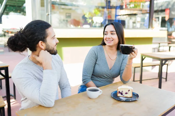 Alegre Pareja Atractiva Riendo Hablando Durante Una Cita Divertida Café — Foto de Stock