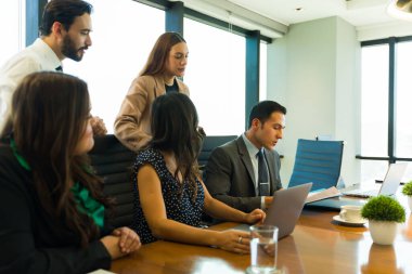 Bir ofisteki birkaç sözleşmeyi gözden geçirmek için çeşitli avukatlar birlikte çalışıyor.