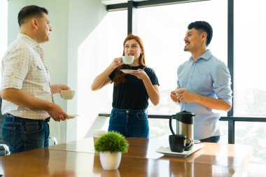 Bir grup ofis arkadaşı kahve molasında dinleniyor ve biraz dedikodu yapıyorlar.