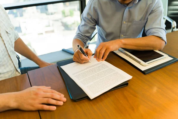 Zwei Geschäftsleute Prüfen Und Unterzeichnen Einen Vertrag Mit Bedeutungslosem Text — Stockfoto