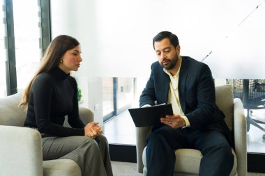 İş adamı ve kadın kontrata bakıyor ve imzalanmaya hazır olduğundan emin oluyor.