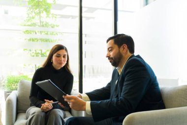 Bir müşteriyle iş sözleşmesi yapan İspanyol bir iş kadınının portresi.