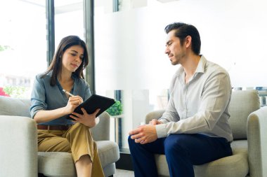 İyi görünümlü bir iş kadınının portresi bir anlaşmayı bağlıyor ve dijital bir belge imzalıyor.