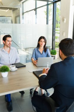 Bir iş adamının iş görüşmesi sırasında becerileri hakkında konuştuğu arka bakış.