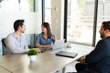 Bir iş görüşmesi sırasında potansiyel bir aday hakkında konuşan iki acemi portresi.