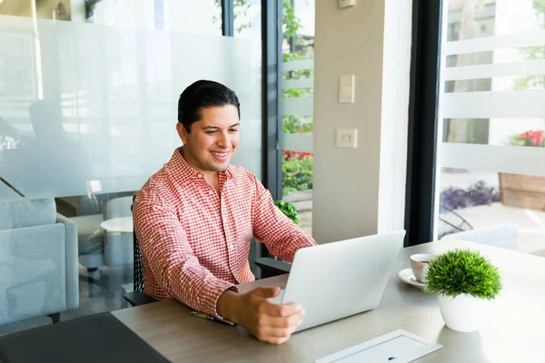 Dizüstü Bilgisayarda Çalışan Ofiste Gülümseyen Genç Bir Adamı — Stok fotoğraf