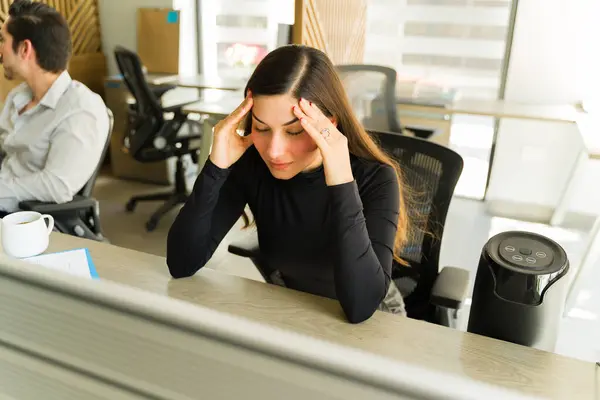 シェアオフィスで働いている間 頭痛に苦しむストレスの強いビジネスマン — ストック写真
