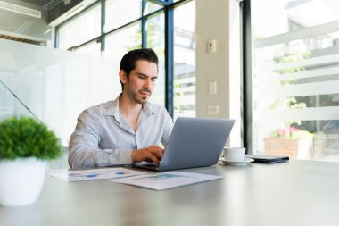 Bilgisayara e-posta yazan bir ofis çalışanının düşük açılı görüntüsü 