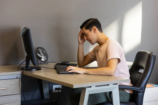 Lavoratore Maschio Caucasico Seduto Fronte Computer Guardando Stressato Sopraffatto — Foto Stock